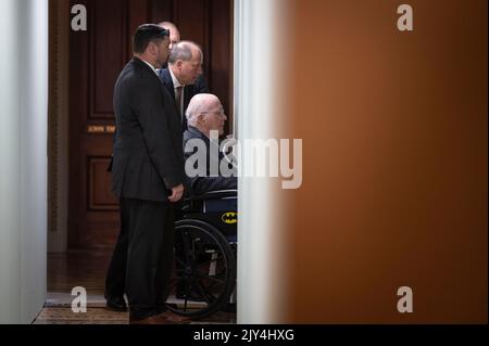 Washington, Stato di Vereinigte. 07th Set, 2022. Il senatore degli Stati Uniti Patrick Leahy (democratico del Vermont), presidente pro tempore del Senato degli Stati Uniti arriva al pranzo politico del Senato Democrats, al Campidoglio degli Stati Uniti a Washington, DC, mercoledì 7 settembre 2022. Credit: Cliff Owen/CNP/dpa/Alamy Live News Foto Stock