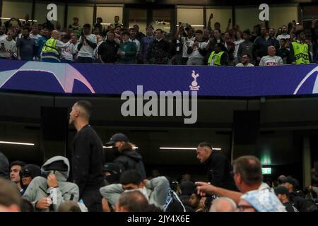 Londra, Regno Unito. 07th Set, 2022. Una bottiglia viene gettata da un livello superiore ai tifosi del Marsaille sotto durante la partita UEFA Champions League Group D tra Tottenham Hotspur e Marsiglia al Tottenham Hotspur Stadium il 7th 2022 settembre a Londra, Inghilterra. (Foto di John Rainford/phcimages.com) Credit: PHC Images/Alamy Live News Foto Stock