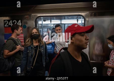 New York, New York, USA 7 settembre 2022 i piloti con e senza maschere escono dal treno 1 a Times Square ore dopo che il governatore dello stato di New York Kathy Hochul ha alzato il requisito della maschera pandemica per i passeggeri di transito di New York Credit: Joseph Reid/Alamy Live News Foto Stock