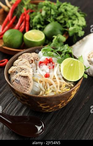 Bun Bo Hue, Bun Bo, zuppa di noodle di manzo vietnamita piccante. Ciotola di manzo e riso zuppa Vermicelli, cucina vietnamita Noodle Foto Stock