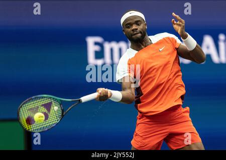 New York, Stati Uniti. 07th Set, 2022. Frances Tiafoe degli Stati Uniti ritorna palla durante la quaterfinale dei campionati US Open contro Andrey Rublev all'USTA Billie Jean King National Tennis Center di New York ON. Settembre 7, 2022. Tiafoe ha vinto in serie diritte e si è mosso per la prima volta nella sua carriera alla semifinale. È anche la prima volta dal 2006 un tennista americano ha raggiunto la semifinale agli US Open come ha fatto Andy Roddick. (Foto di Lev Radin/Sipa USA) Credit: Sipa USA/Alamy Live News Foto Stock