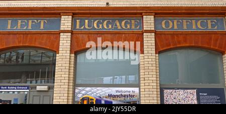 Victoria Station Manchester, ristorante con scritte a mosaico, libreria con decorazioni a mosaico, ufficio bagagli a sinistra Foto Stock