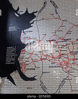 Mappa della ferrovia NW in Tiles, Victoria Railway Station, Manchester, Inghilterra, Regno Unito, m3 1WY - NW rotte,Wilmslow,Liverpool,Fleetwood,Preston,Burnley,Oldham Foto Stock