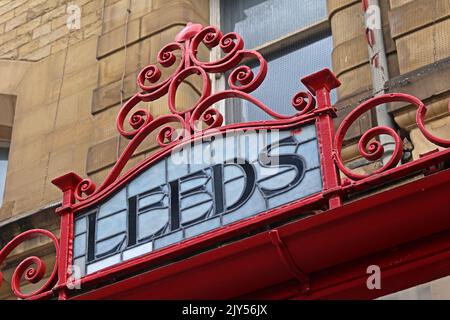 Cartello in ferro battuto rosso Leeds e vetro colorato, fuori dalla stazione ferroviaria Victoria, Manchester, Inghilterra, Regno Unito, M3 1WY Foto Stock