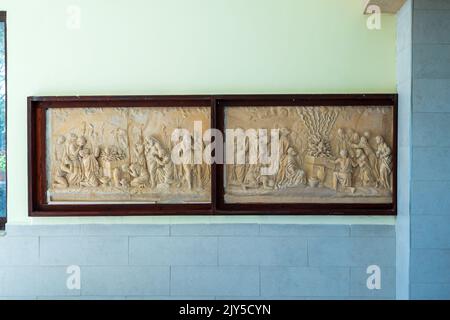 HAIFA, ISRAELE. 26 giugno 2022: Monastero di Muhraka del Carmelo sul Monte Carmelo . Bassorilievo raffigurante i sacerdoti di Baal all'altare e prof Foto Stock