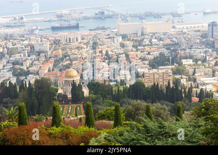 Haifa, Israele, 26 giugno 2022: Vista dalla passeggiata di Louis sul Monte Carmelo al Tempio di Bahai, il centro e il porto della città di Haifa in Israele Foto Stock