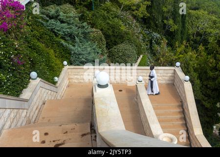 Haifa, Israele, 26 giugno 2022: Vista dalla passeggiata di Louis sul Monte Carmelo al Tempio di Bahai, il centro e il porto della città di Haifa in Israele Foto Stock