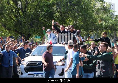 Rio de Janeiro, Rio de Janeiro, Brasile. 7th Set, 2022. (INT) il presidente brasiliano Jair Bolsonaro guida una moto il 7th settembre attraverso le strade di Rio de Janeiro. 7 settembre 2022, Rio de Janeiro, Brasile: Il presidente brasiliano Jair Bolsonaro arriva a partecipare a una moto politicamente motivata, mercoledì (7), il giorno che commemora il bicentenario dell'indipendenza del Brasile. La moto inizia all'apice del monumento nazionale ai morti della seconda guerra mondiale, sulla corsia di Flamengo, e prosegue lungo Botafogo Bay e Princesa Isabel An Foto Stock