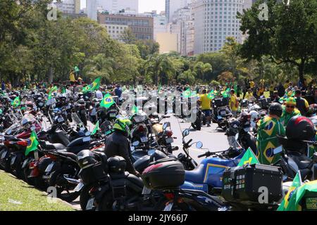 Rio de Janeiro, Rio de Janeiro, Brasile. 7th Set, 2022. (INT) il presidente brasiliano Jair Bolsonaro guida una moto il 7th settembre attraverso le strade di Rio de Janeiro. 7 settembre 2022, Rio de Janeiro, Brasile: Il presidente brasiliano Jair Bolsonaro arriva a partecipare a una moto politicamente motivata, mercoledì (7), il giorno che commemora il bicentenario dell'indipendenza del Brasile. La moto inizia all'apice del monumento nazionale ai morti della seconda guerra mondiale, sulla corsia di Flamengo, e prosegue lungo Botafogo Bay e Princesa Isabel An Foto Stock