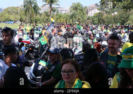 Rio de Janeiro, Rio de Janeiro, Brasile. 7th Set, 2022. (INT) il presidente brasiliano Jair Bolsonaro guida una moto il 7th settembre attraverso le strade di Rio de Janeiro. 7 settembre 2022, Rio de Janeiro, Brasile: Il presidente brasiliano Jair Bolsonaro arriva a partecipare a una moto politicamente motivata, mercoledì (7), il giorno che commemora il bicentenario dell'indipendenza del Brasile. La moto inizia all'apice del monumento nazionale ai morti della seconda guerra mondiale, sulla corsia di Flamengo, e prosegue lungo Botafogo Bay e Princesa Isabel An Foto Stock