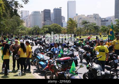 Rio de Janeiro, Rio de Janeiro, Brasile. 7th Set, 2022. (INT) il presidente brasiliano Jair Bolsonaro guida una moto il 7th settembre attraverso le strade di Rio de Janeiro. 7 settembre 2022, Rio de Janeiro, Brasile: Il presidente brasiliano Jair Bolsonaro arriva a partecipare a una moto politicamente motivata, mercoledì (7), il giorno che commemora il bicentenario dell'indipendenza del Brasile. La moto inizia all'apice del monumento nazionale ai morti della seconda guerra mondiale, sulla corsia di Flamengo, e prosegue lungo Botafogo Bay e Princesa Isabel An Foto Stock