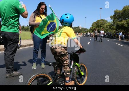 Rio de Janeiro, Rio de Janeiro, Brasile. 7th Set, 2022. (INT) il presidente brasiliano Jair Bolsonaro guida una moto il 7th settembre attraverso le strade di Rio de Janeiro. 7 settembre 2022, Rio de Janeiro, Brasile: Il presidente brasiliano Jair Bolsonaro arriva a partecipare a una moto politicamente motivata, mercoledì (7), il giorno che commemora il bicentenario dell'indipendenza del Brasile. La moto inizia all'apice del monumento nazionale ai morti della seconda guerra mondiale, sulla corsia di Flamengo, e prosegue lungo Botafogo Bay e Princesa Isabel An Foto Stock