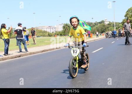 Rio de Janeiro, Rio de Janeiro, Brasile. 7th Set, 2022. (INT) il presidente brasiliano Jair Bolsonaro guida una moto il 7th settembre attraverso le strade di Rio de Janeiro. 7 settembre 2022, Rio de Janeiro, Brasile: Il presidente brasiliano Jair Bolsonaro arriva a partecipare a una moto politicamente motivata, mercoledì (7), il giorno che commemora il bicentenario dell'indipendenza del Brasile. La moto inizia all'apice del monumento nazionale ai morti della seconda guerra mondiale, sulla corsia di Flamengo, e prosegue lungo Botafogo Bay e Princesa Isabel An Foto Stock