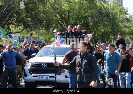 Rio de Janeiro, Rio de Janeiro, Brasile. 7th Set, 2022. (INT) il presidente brasiliano Jair Bolsonaro guida una moto il 7th settembre attraverso le strade di Rio de Janeiro. 7 settembre 2022, Rio de Janeiro, Brasile: Il presidente brasiliano Jair Bolsonaro arriva a partecipare a una moto politicamente motivata, mercoledì (7), il giorno che commemora il bicentenario dell'indipendenza del Brasile. La moto inizia all'apice del monumento nazionale ai morti della seconda guerra mondiale, sulla corsia di Flamengo, e prosegue lungo Botafogo Bay e Princesa Isabel An Foto Stock