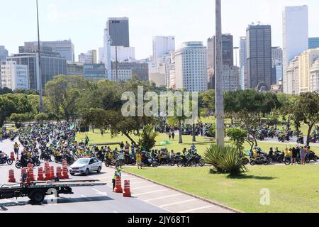 Rio de Janeiro, Rio de Janeiro, Brasile. 7th Set, 2022. (INT) il presidente brasiliano Jair Bolsonaro guida una moto il 7th settembre attraverso le strade di Rio de Janeiro. 7 settembre 2022, Rio de Janeiro, Brasile: Il presidente brasiliano Jair Bolsonaro arriva a partecipare a una moto politicamente motivata, mercoledì (7), il giorno che commemora il bicentenario dell'indipendenza del Brasile. La moto inizia all'apice del monumento nazionale ai morti della seconda guerra mondiale, sulla corsia di Flamengo, e prosegue lungo Botafogo Bay e Princesa Isabel An Foto Stock