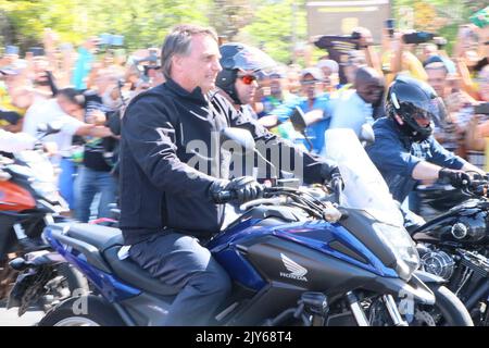 Rio de Janeiro, Rio de Janeiro, Brasile. 7th Set, 2022. (INT) il presidente brasiliano Jair Bolsonaro guida una moto il 7th settembre attraverso le strade di Rio de Janeiro. 7 settembre 2022, Rio de Janeiro, Brasile: Il presidente brasiliano Jair Bolsonaro arriva a partecipare a una moto politicamente motivata, mercoledì (7), il giorno che commemora il bicentenario dell'indipendenza del Brasile. La moto inizia all'apice del monumento nazionale ai morti della seconda guerra mondiale, sulla corsia di Flamengo, e prosegue lungo Botafogo Bay e Princesa Isabel An Foto Stock