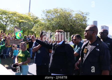 Rio de Janeiro, Rio de Janeiro, Brasile. 7th Set, 2022. (INT) il presidente brasiliano Jair Bolsonaro guida una moto il 7th settembre attraverso le strade di Rio de Janeiro. 7 settembre 2022, Rio de Janeiro, Brasile: Il presidente brasiliano Jair Bolsonaro arriva a partecipare a una moto politicamente motivata, mercoledì (7), il giorno che commemora il bicentenario dell'indipendenza del Brasile. La moto inizia all'apice del monumento nazionale ai morti della seconda guerra mondiale, sulla corsia di Flamengo, e prosegue lungo Botafogo Bay e Princesa Isabel An Foto Stock