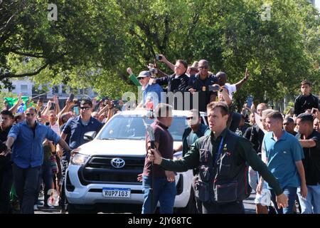 Rio de Janeiro, Rio de Janeiro, Brasile. 7th Set, 2022. (INT) il presidente brasiliano Jair Bolsonaro guida una moto il 7th settembre attraverso le strade di Rio de Janeiro. 7 settembre 2022, Rio de Janeiro, Brasile: Il presidente brasiliano Jair Bolsonaro arriva a partecipare a una moto politicamente motivata, mercoledì (7), il giorno che commemora il bicentenario dell'indipendenza del Brasile. La moto inizia all'apice del monumento nazionale ai morti della seconda guerra mondiale, sulla corsia di Flamengo, e prosegue lungo Botafogo Bay e Princesa Isabel An Foto Stock