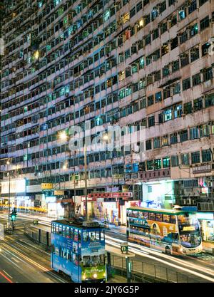 Affollati edifici residenziali vecchi, Hong Kong, Cina. Foto Stock