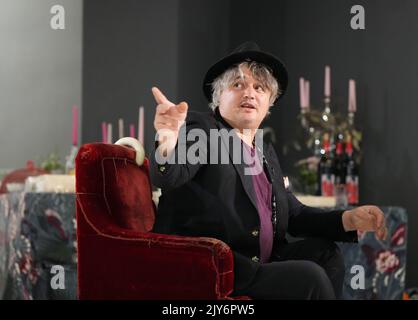 Berlino, Germania. 07th Set, 2022. Il musicista britannico Peter Doherty parla durante un evento stampa alla sua mostra "contate yourself (seriamente)". La galleria di Berlino 'janinebeangallery' mostra dal 10 settembre al 31 dicembre 2022, la prima retrospettiva con dipinti, disegni e installazioni del 43-year-old noto come il cantante delle band Babyshambles e The Libertines. Credit: Soeren Stache/dpa/Alamy Live News Foto Stock