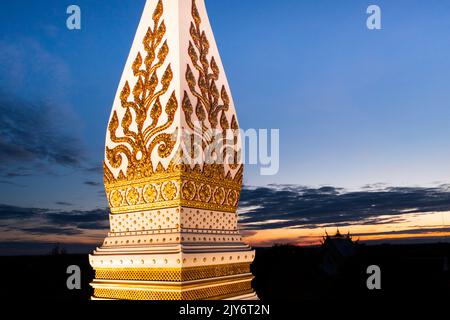 Phra che Phanom, un rispettoso della gente di Phanom di Nakhon alla pagoda d'oro, si insediano nel centro del tempio. Foto Stock