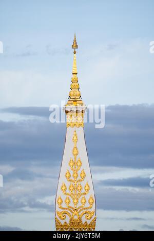 Phra che Phanom, un rispettoso della gente di Phanom di Nakhon alla pagoda d'oro, si insediano nel centro del tempio. Foto Stock