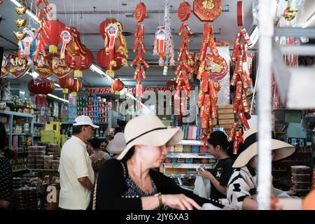 Decorazioni lunari di Capodanno (firecrackers e lanterne rosse) in vendita presso un negozio di alimentari asiatico a Cabramatta - Sydney, Australia Foto Stock