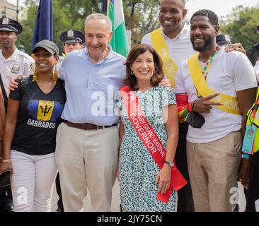 BROOKLYN, N.Y. – 5 settembre 2022: Il senatore Chuck Schumer, il governatore Kathy Hochul e altri dignitari sono visti alla Parata del giorno dell'India Occidentale. Foto Stock