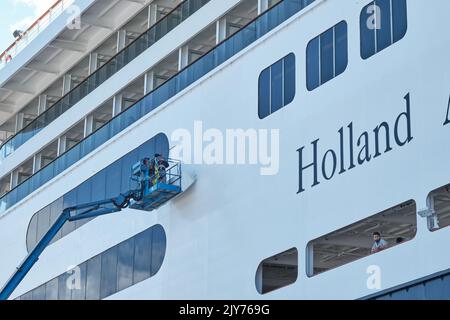 I lavoratori che applicano uno strato di vernice alla nave da crociera Holland America Line la MS Zaandam mentre è ormeggiata a Sydney Nova Scotia. Foto Stock