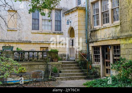 NEW ORLEANS, LA, Stati Uniti d'America - 21 LUGLIO 2020: Edificio di appartamenti in stile italiano a Uptown New Orleans Foto Stock