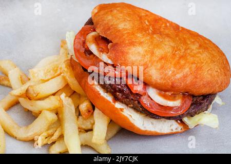 Hamburger sudafricano vetkoek, deliziosa alternativa a un normale hamburger Foto Stock