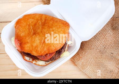 Hamburger sudafricano vetkoek, deliziosa alternativa a un normale hamburger Foto Stock