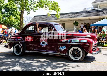 A 1948 Ford Super Deluxe, Hemmings Motor News Great Race, partecipante, partecipa alla sfilata Auburn Cord Duesenberg Festival di Auburn, Indiana, USA. Foto Stock