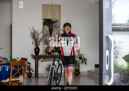 (220908) -- DALI, 8 settembre 2022 (Xinhua) -- Jos Van der Wiel si prepara per un'escursione in bicicletta a Dali, provincia di Yunnan, nel sud-ovest della Cina, 29 agosto 2022. Sono passati più di 40 anni da quando Jos Van der Wiel è venuto per la prima volta in Cina dai Paesi Bassi. Nel corso dei decenni, l'olandese si è appassionato di organizzare turisti in tutto il mondo per viaggiare in Cina in bicicletta. Durante i suoi tour in bicicletta, Jos ha conosciuto bene la Cina. Ha anche compilato una guida turistica per la Cina, offrendo una guida completa ai lettori olandesi.nel 2000, mentre Jos esplorava nuovi percorsi per tour in bicicletta nella provincia dello Yunnan, nel sud-ovest della Cina, ha incontrato ciao Foto Stock