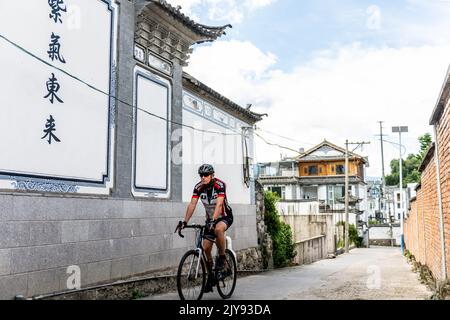 (220908) -- DALI, 8 settembre 2022 (Xinhua) -- Jos Van der Wiel cicles in a village of Dali, South West China's Yunnan Province, 29 agosto 2022. Sono passati più di 40 anni da quando Jos Van der Wiel è venuto per la prima volta in Cina dai Paesi Bassi. Nel corso dei decenni, l'olandese si è appassionato di organizzare turisti in tutto il mondo per viaggiare in Cina in bicicletta. Durante i suoi tour in bicicletta, Jos ha conosciuto bene la Cina. Ha anche compilato una guida turistica per la Cina, offrendo una guida completa ai lettori olandesi.nel 2000, mentre Jos esplorava nuovi percorsi per tour in bicicletta nella provincia dello Yunnan, nel sud-ovest della Cina, ha incontrato il suo attuale wi Foto Stock