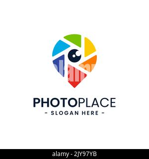 Modello colorato con logo punto fotografico. Combinazione astratta della telecamera con il vettore delle icone a forma di spillo di navigazione. Concetto di luogo per la fotografia. Illustrazione Vettoriale