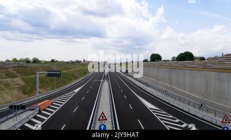 Nuovissima vista sull'autostrada vuota. Nessun traffico. Sfondo del trasporto Foto Stock