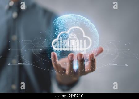 Tecnologia di cloud computing concetto di sicurezza dello storage di database trasferimento di backup. C'è una grande icona a forma di nuvola sulla destra in un mondo astratto su busines Foto Stock