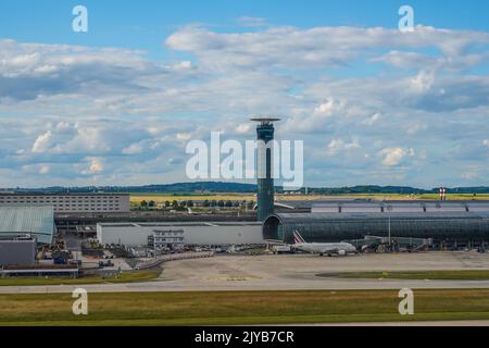 Air France Boeing 787-9 Dreamliner alle porte dell'aeroporto Charles de Gaulle di Parigi. Air France è il vettore di bandiera francese Foto Stock