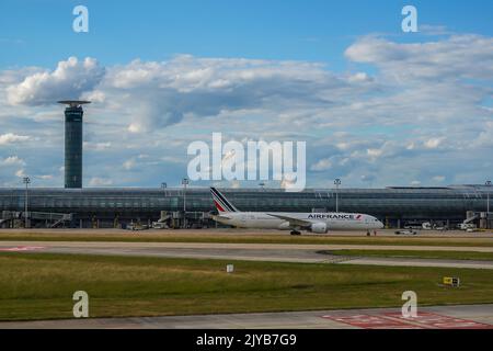 Air France Boeing 787-9 Dreamliner alle porte dell'aeroporto Charles de Gaulle di Parigi. Air France è il vettore di bandiera francese Foto Stock