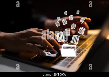 Flusso di documenti in azienda, tecnologia senza carta. Gestione dei documenti elettronici, meno burocrazia. Foto Stock