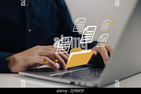 Caricamento dei documenti dalla cartella. Apri la cartella file con documenti vuoti volanti con il computer portatile. Backup trasferimento dati, Condivisione file, trasferimento documenti Foto Stock