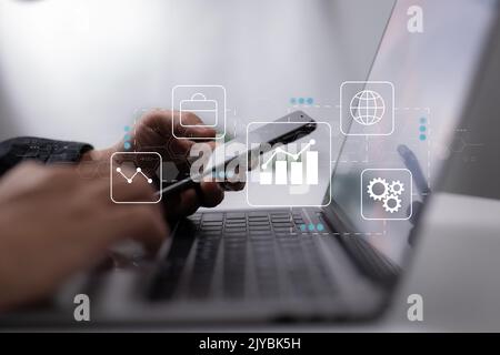 applicazione mobile per la gestione aziendale. finanze e operazioni, vari componenti hardware commerciali e simboli relativi all'azienda. Foto Stock