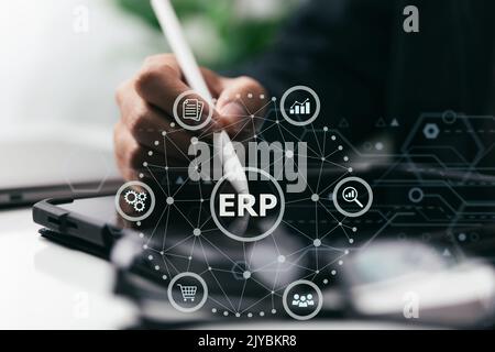 Un uomo d'affari utilizza un computer per organizzare i documenti per ERP. Il concetto di pianificazione delle risorse aziendali. Foto Stock