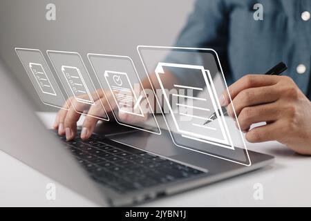 Idee per un ambiente di lavoro senza carta, firme elettroniche e gestione dei documenti. Un uomo d'affari firma un documento elettronico che viene visualizzato sullo Foto Stock