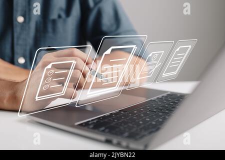 Le idee per un luogo di lavoro senza carta, la firma elettronica e la gestione dei documenti sono tutte trattate in questo articolo. I documenti elettronici vengono firmati utilizzando uno stilo pe Foto Stock