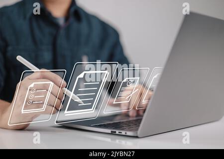 Idee per un ambiente di lavoro senza carta, gestione dei documenti e firma elettronica. Un documento elettronico che viene visualizzato sullo schermo di un notebook virtuale è un segnale Foto Stock