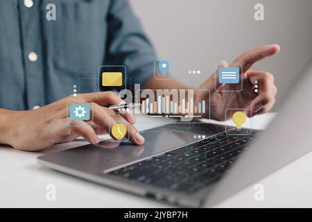Flusso di lavoro in azienda, gestione del tempo, pianificazione, applicazioni di attività, collaborazione, riunioni e presentazioni aziendali di marketing sono tutte idee. Foto Stock