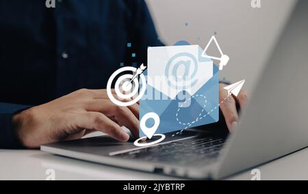 L'idea di e-mail marketing. Pubblicità media, concentrarsi sui consumatori, inviare messaggi, invitare persone, ottenere messaggi di avviso, e rendendo attrattiva Foto Stock