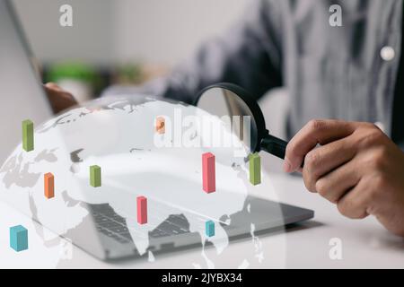 un uomo d'affari attivo. Sulla mappa, un uomo d'affari è alla ricerca di una buona opportunità di investimento. Foto Stock